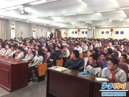 学生认真听取“预防校园欺凌安全知识” 学生认真听取“预防校园欺凌安全知识”