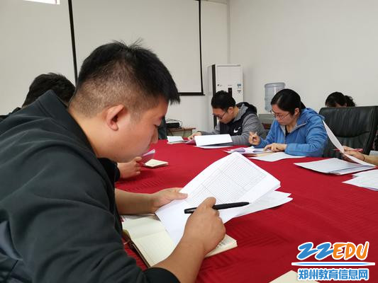 认真分析的老师们 认真分析的老师们