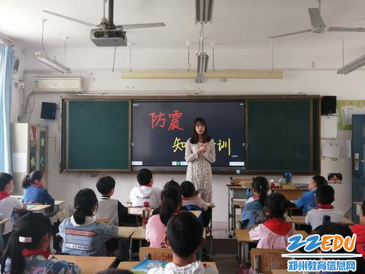 老师进行防震知识培训_调整大小 老师进行防震知识培训_调整大小