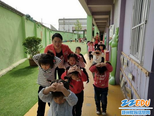 教师组织幼儿有序撤离_调整大小 教师组织幼儿有序撤离_调整大小