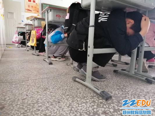 警报响起,学生快速躲到课桌下面_调整大小 警报响起,学生快速躲到课桌下面_调整大小