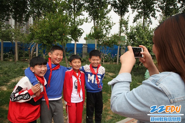 和小伙伴一起拍一张最灿烂的笑脸照吧 和小伙伴一起拍一张最灿烂的笑脸照吧