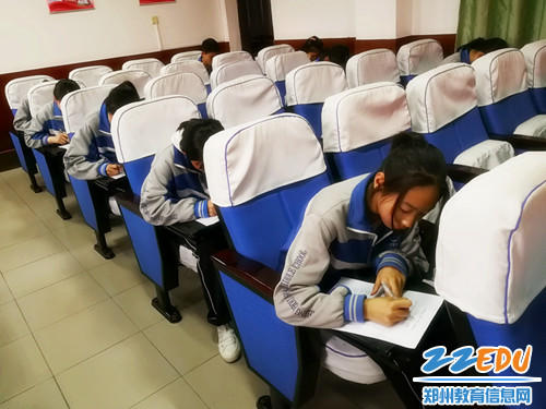 同学们认真考试 同学们认真考试