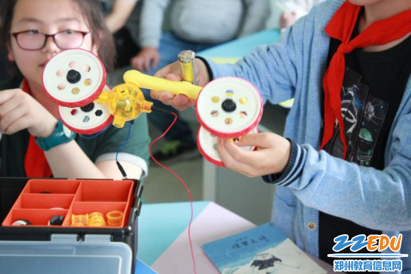 2.学生动手制作奇趣小车 2.学生动手制作奇趣小车