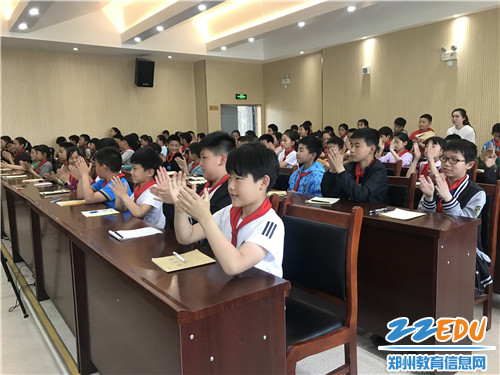 认真观摩的孩子们 认真观摩的孩子们