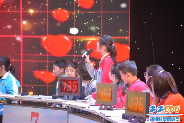 积极抢答 展现风采 积极抢答 展现风采