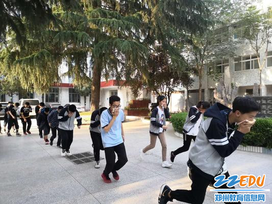 有序疏散到集结场地 有序疏散到集结场地