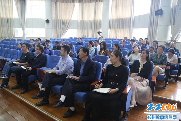 郑州回中相关领导及青年教师共同体成员聆听报告