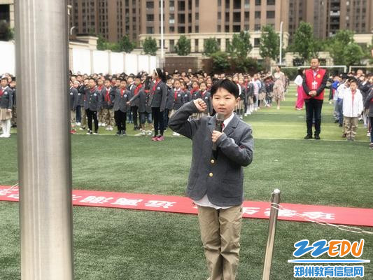 2.学生代表带领大家进行防溺水宣誓_副本 2.学生代表带领大家进行防溺水宣誓_副本