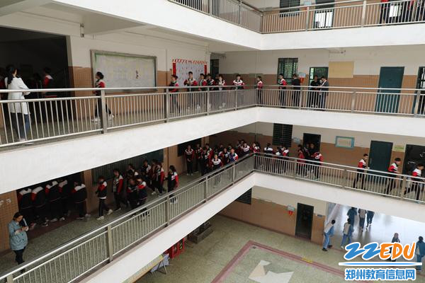 学生紧急疏散 学生紧急疏散