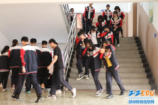 学生紧急疏散 (2) 学生紧急疏散 (2)