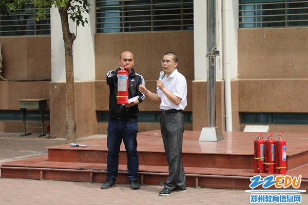 邵新房老师讲解灭火器的使用 邵新房老师讲解灭火器的使用