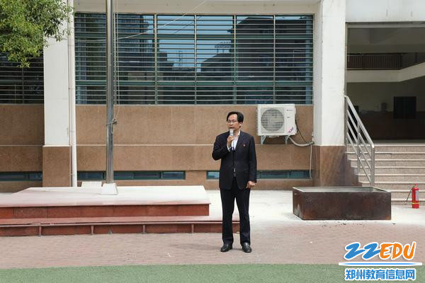 周铭校长进行演练总结 周铭校长进行演练总结