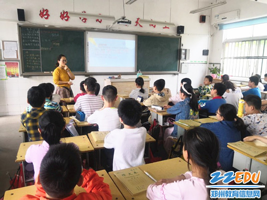 老师为学生们讲解中外创客故事 老师为学生们讲解中外创客故事