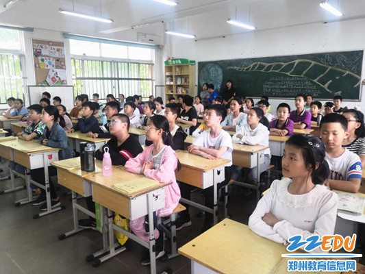 学生们认真倾听 学生们认真倾听