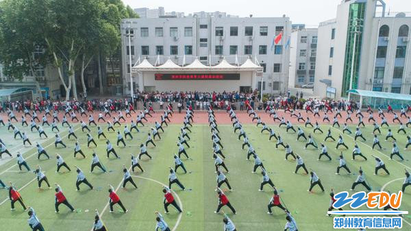1郑州市阳光体育大课间展示活动在31·103中举行