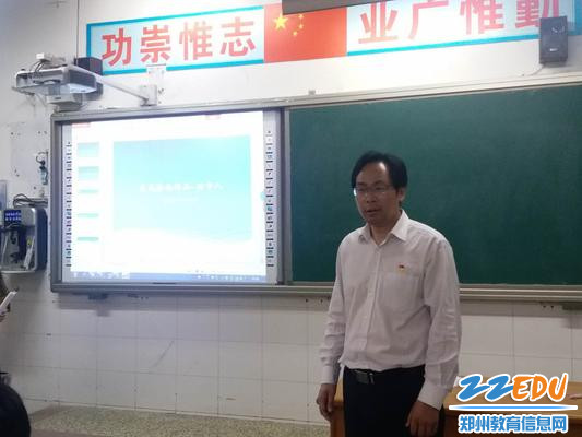 周铭校长为同学们加油鼓劲 周铭校长为同学们加油鼓劲