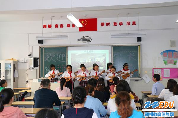 3 孩子现场展示在校所学特长 3 孩子现场展示在校所学特长