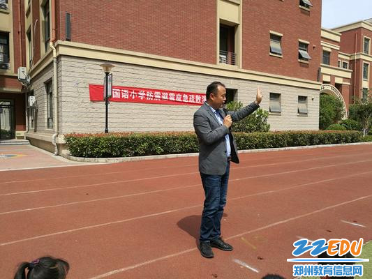 7.陈家全副校长总结本次防震演练活动_副本 7.陈家全副校长总结本次防震演练活动_副本