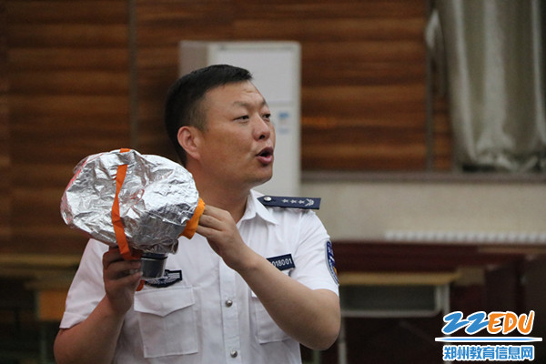 2.代教官言传身教,示范防毒面具的用法 2.代教官言传身教,示范防毒面具的用法