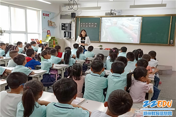 和哥哥姐姐坐在一起上课 和哥哥姐姐坐在一起上课