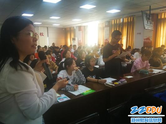 2学生在积极回答问题 2学生在积极回答问题