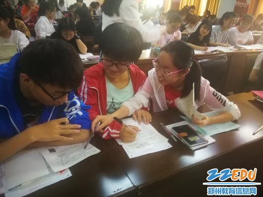 3学生在激烈讨论 3学生在激烈讨论