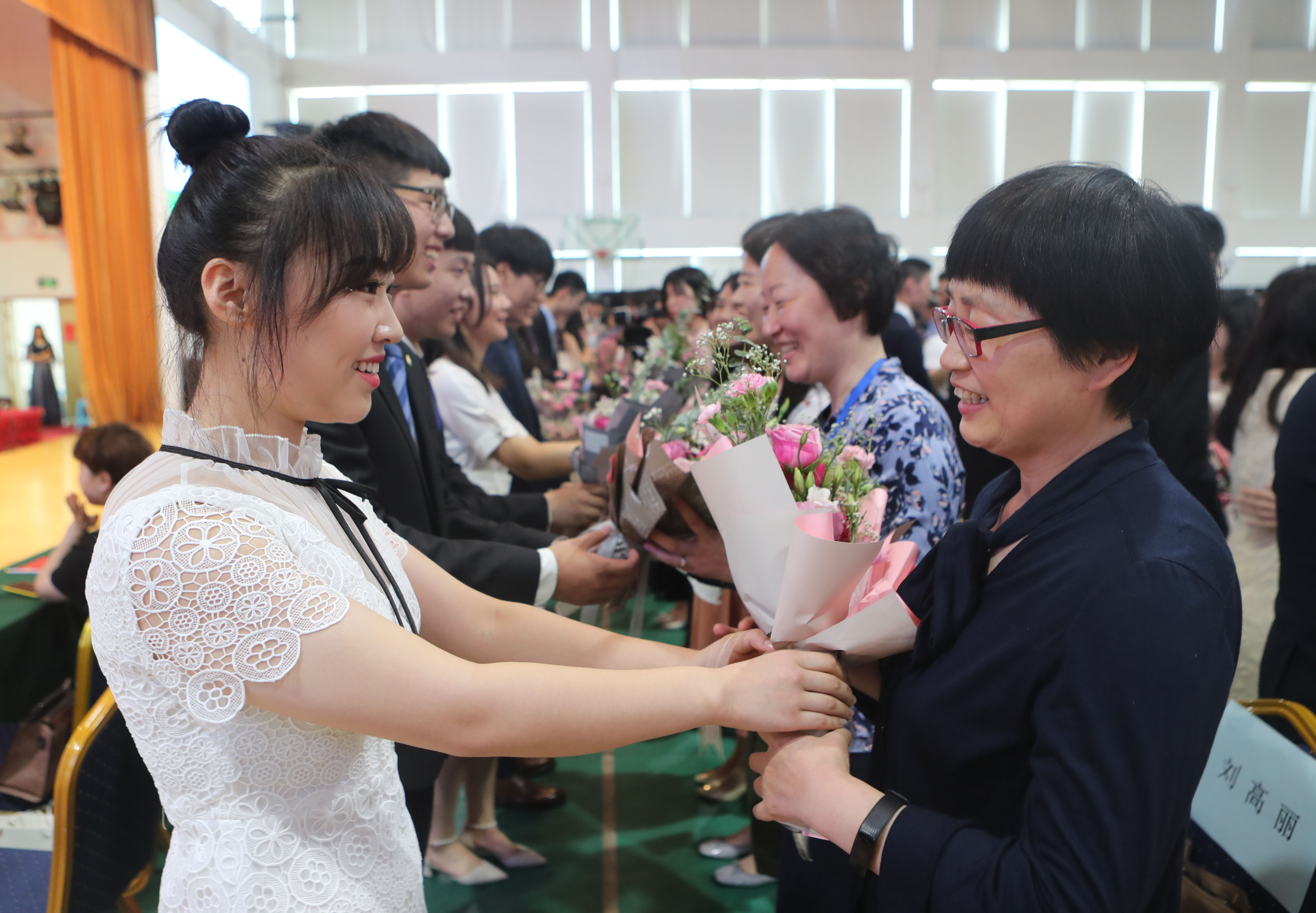 郑州中学2019届国际班毕业典礼"成长,明志,爱国,担当"成主题词