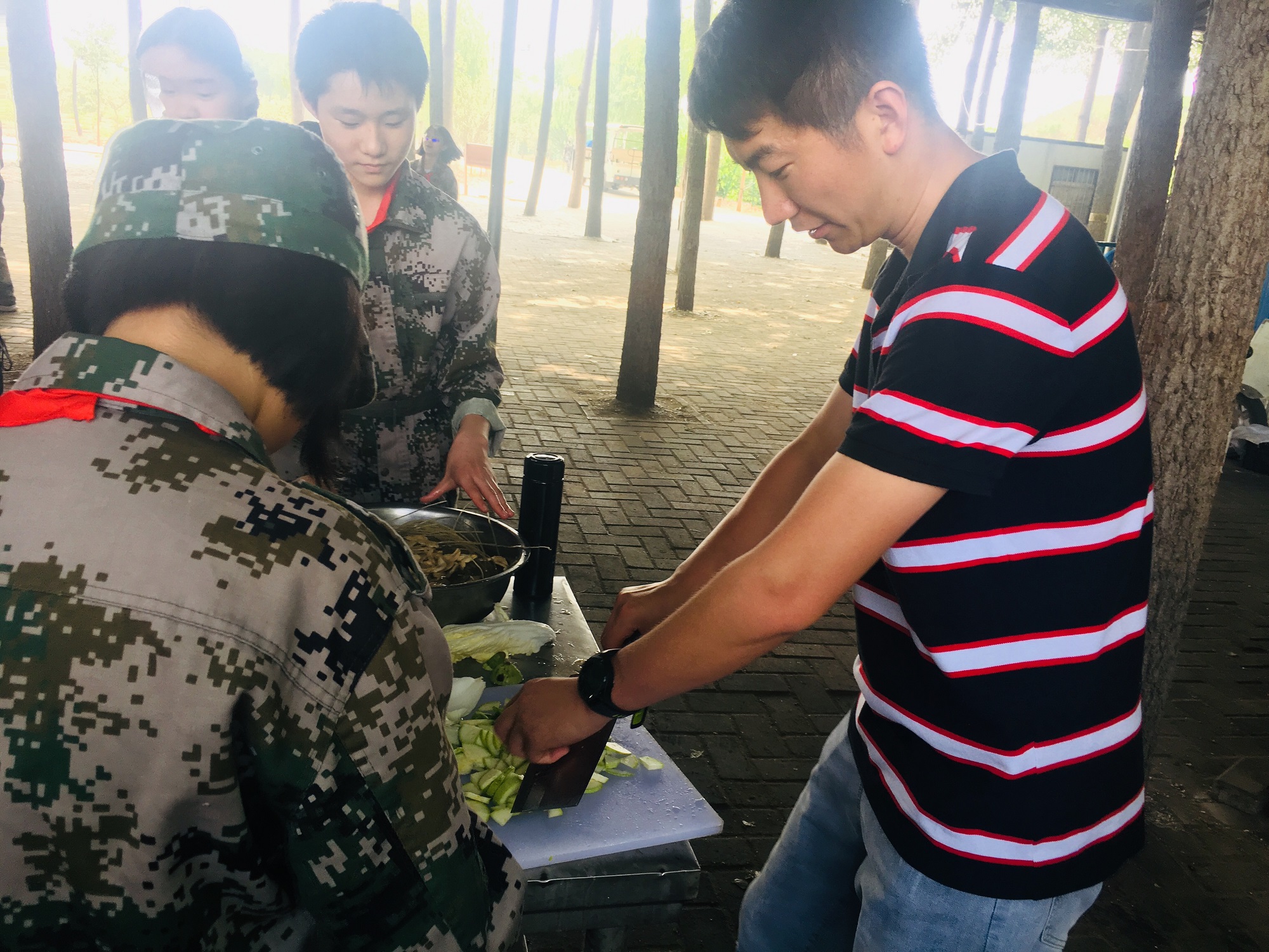 经纬中学孟祥艺老师帮助同学们切菜