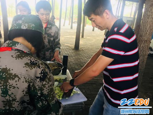 经纬中学孟祥艺老师帮助同学们切菜 经纬中学孟祥艺老师帮助同学们切菜
