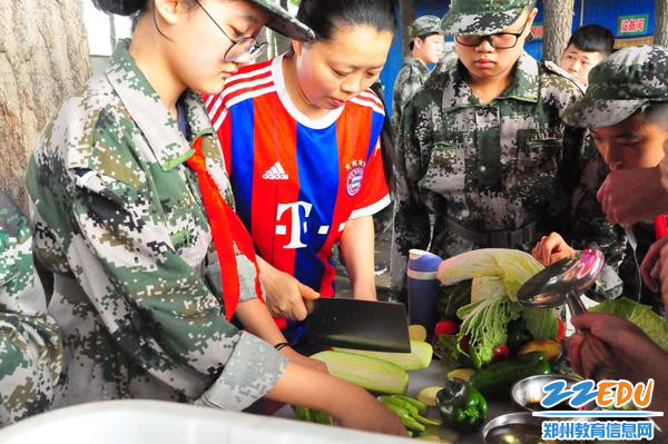 经纬中学政教处主任孟光明教同学们切菜 经纬中学政教处主任孟光明教同学们切菜