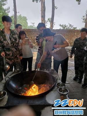 经纬中学张长江老师指导同学们做饭 经纬中学张长江老师指导同学们做饭