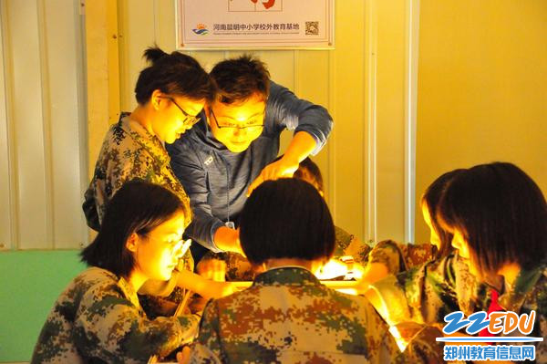 经纬中学董志凯老师认真辅导学生 经纬中学董志凯老师认真辅导学生