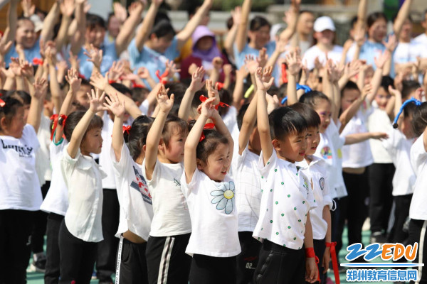 3.跟着老师做热身活动 3.跟着老师做热身活动