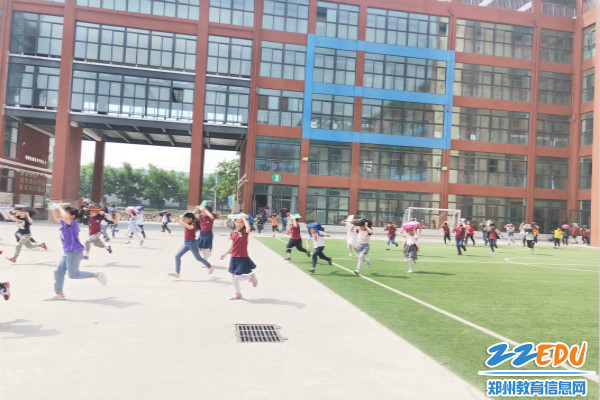 2学生们顶着书包往安全区域撤离 2学生们顶着书包往安全区域撤离