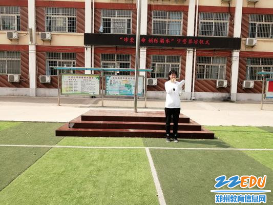 雷老师组织全体师生进行宣誓签字_调整大小 雷老师组织全体师生进行宣誓签字_调整大小