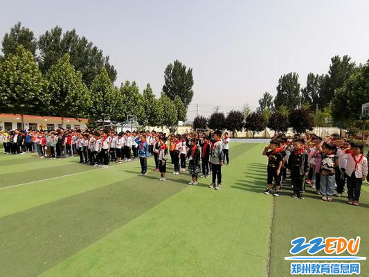 全体学生进行宣誓_调整大小 全体学生进行宣誓_调整大小