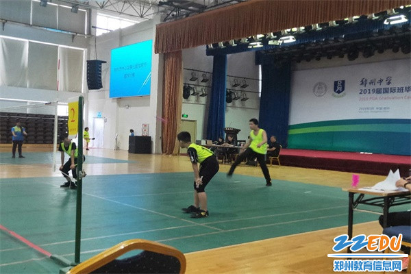 2 毽球在脚尖上飞舞 2 毽球在脚尖上飞舞