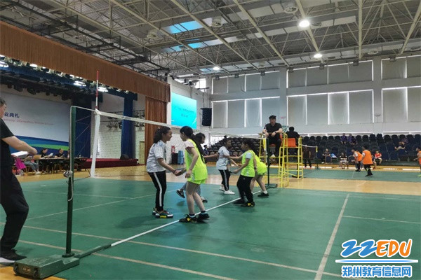 3 比赛结束后队员们握手致谢 3 比赛结束后队员们握手致谢