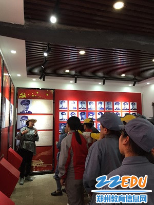 3 主讲师于娟老师在纪念馆讲解长征故事 3 主讲师于娟老师在纪念馆讲解长征故事