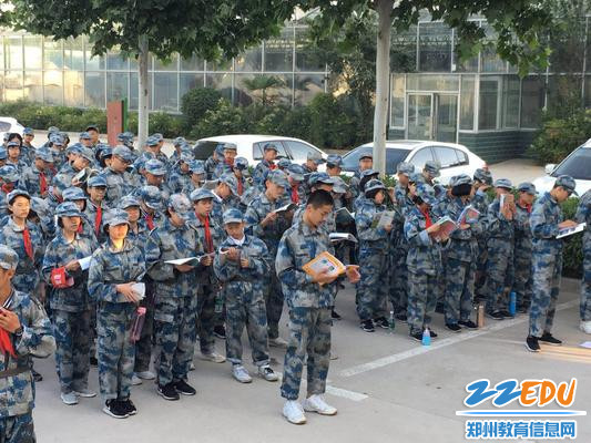 2.站队等待开饭时的认真晨读 2.站队等待开饭时的认真晨读