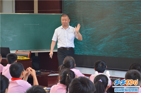 高献军进行授课互动 高献军进行授课互动