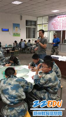 4.刘杰老师在对复习进行学法指导 4.刘杰老师在对复习进行学法指导