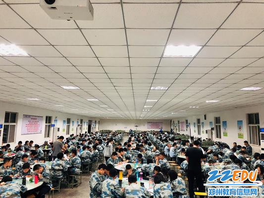 1 孩子们在基地教官和老师的带领下开始了晚自习 - 副本 1 孩子们在基地教官和老师的带领下开始了晚自习 - 副本