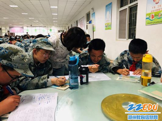 5.章旗老师在解答学生的问题 - 副本 5.章旗老师在解答学生的问题 - 副本