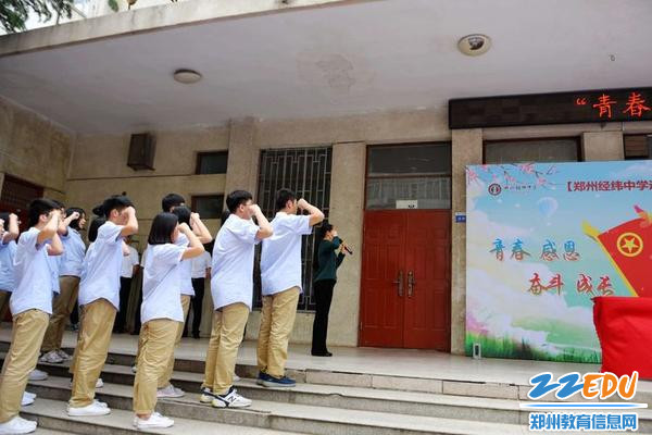 5.0政教处主任孟光明带领新团员宣誓 5.0政教处主任孟光明带领新团员宣誓