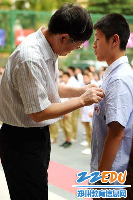 6.经纬中学胡耀平校长为新团员佩戴团徽 6.经纬中学胡耀平校长为新团员佩戴团徽