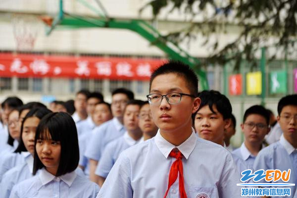 8.学生们认真聆听校长致辞 8.学生们认真聆听校长致辞