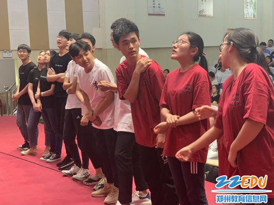 集思广益讨论答案的同学们 集思广益讨论答案的同学们