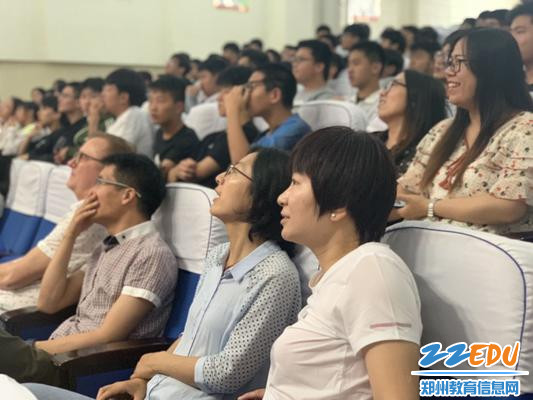 全神贯注的观众们 全神贯注的观众们